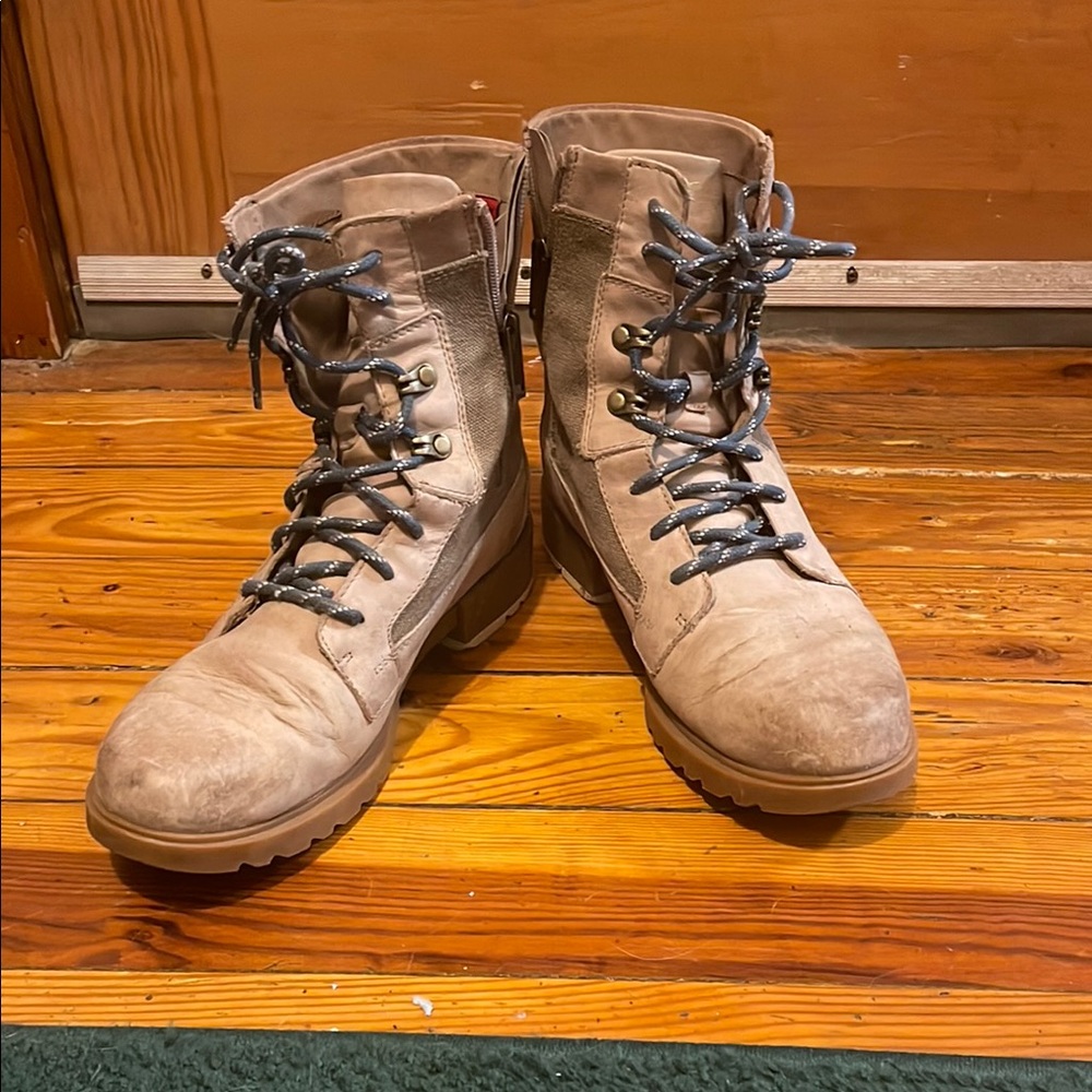 Sorel Tan Lace-Up Boots Rugged Durable Design